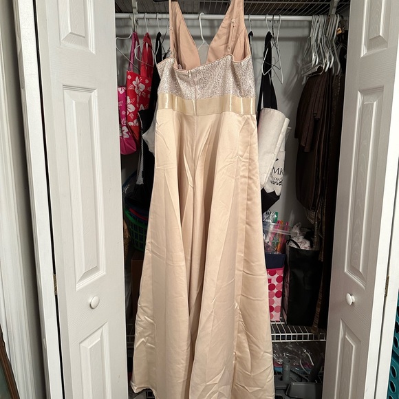 Formal gown - Picture 3 of 6